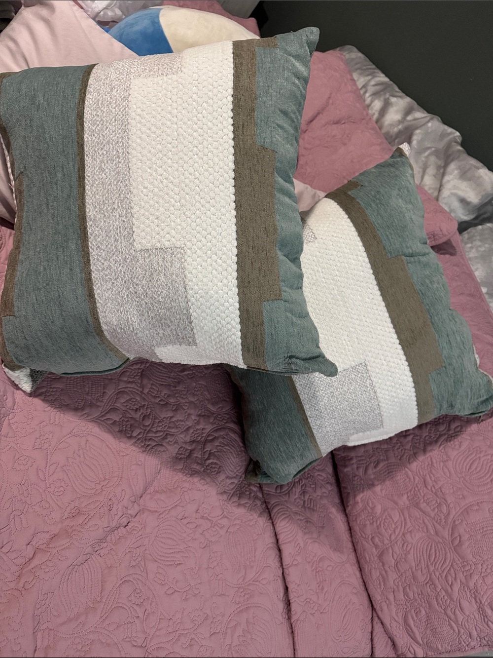 Decorative Geometric Accent Pillow Pair in Sage Green and Cream - Unbranded